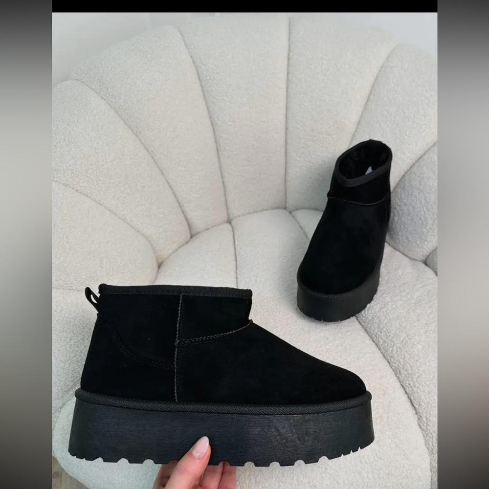 FABULOUS LIGHT SLIP ON LOW ANKLE BOOTS IN BLACK FAUX FUR - Picture 4 of 5